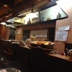 和食と地酒の店 うり坊 - H.26.11.20.夜 カウンター席手前から大皿料理方面をパチリ