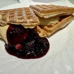 茶房こもん - ブルーベリーカスタードワッフル