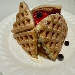 茶房こもん - 木いちごとクリームチーズのアイスクリームワッフル