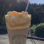 ヒツジちゃん家の米ェープ - 中にはみかんとバナナがたっぷり入っており、最後のひと口までフルーツがごろごろ。自家製カスタードは甘さ控えめで、軽やかなクリームとのバランスが絶妙です。
