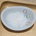 手巻き YAMAMOTO - 海苔の味を引き立てる塩