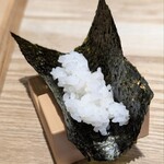 手巻き YAMAMOTO - 海苔の味を引き立てる塩