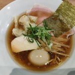 らぁ麺 鷹の羽 - 味玉濃厚醤油らぁ麺（ワンタン2個サービストッピング）