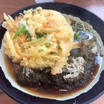 立喰いそば　よりみち - わかめそば＋かき揚げ