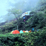 阿曽原温泉小屋 - 小屋の下に幕営可能