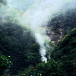 阿曽原温泉小屋 - 湯気の立ち上るところに源泉の湧く隧道がある