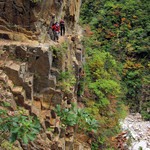 阿曽原温泉小屋 - 温泉小屋への道。温泉に入るのはほとんど命懸け