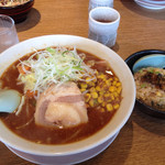 らーめん 元八 - 味噌ラーメンとミニ炒飯