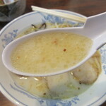 こむらさき - ニンニクが香る優しい塩味の豚骨スープ