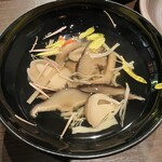郷土酒肴 あおもり屋 - お通し　キノコのおつゆ