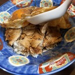 白楽天 - 目玉焼きの下には薄切りチャーシュー♪
            ご飯は少なめにしました(⋆ᴗ͈ˬᴗ͈)”