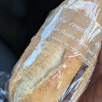 むぎまる - フランスパンにあんこがたっぷりはさまってます　あんこの甘さが絶妙で、パンの香ばしさを損なう事なく美味しいです　硬さも好きな程よく、大きさも手のひらより少し大きい感じで良いです