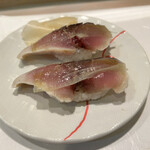 すしの二葉 - 〆さば、お醤油はほんのり付けるだけで十分。昆布がざばの旨味を引き出しています。