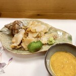 穴子料理と地酒 浅草 川井 - つぶ貝のお造り　雲丹醤油