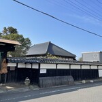 ガレットカフェ華 - 立派な塀の裏が駐車場