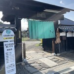 ガレットカフェ華 - 店舗敷地の門