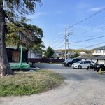 ガレットカフェ華 - 左が店舗　右が駐車場　広い敷地です