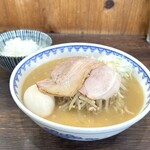 雪ぐに - 味噌ラーメン1100円・吊るしチャーシュー（バラ）150円・味玉150円・小ライス150円