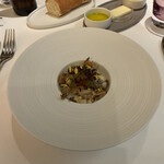 メイ - 3皿目
      蕪のムース、シマフグ、百合根、蕪のピクルス、コンソメジュレ、キャビア。
      