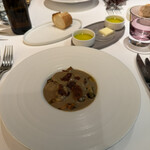 メイ - 4皿目
      フォアグラのポワレ、セップ茸、ジロール筍、エリンギ、マッシュルームのソテー、セップ茸のブルーテ。