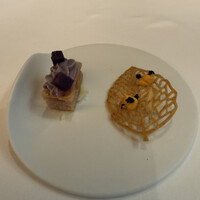 メイ - 1皿目
                    ・パプリカのチュイル
                    ・ムラサキイモのケークサレ