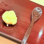 築地 すし Omakase - 煮アワビの肝と混ぜる小玉酢飯