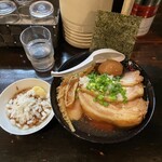 濃麺 海月 - 手揉み中華（生姜）醤油+味玉+煮豚+味付背脂玉葱入り