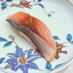 築地 すし Omakase - スモーク後の鯖