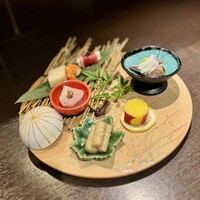 鴨料理専門店 鴨亭 - 〈前菜7種〉
                      鴨のロースト、とびっこのしんじょう、海老のつや煮、鴨生ハムクリームチーズ巻き、
                      低温調理の鴨レバー、まるじゅうのレモン煮、酢ごぼう。