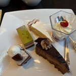 リュクス ダイニング ハプナ - モンブラン・ピスタチオムース・レモンタルト・コーヒーとチョコレートムース・チーズムース