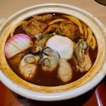 和食麺処 サガミ - ◯牡蠣味噌煮込みうどん
普通の味噌煮込みうどんの時は
グラグラと煮立った状態で出てきていたけれど
牡蠣味噌煮込みは
あまりグラグラと煮立たせてはいない
これは牡蠣が煮えて硬く小さくなる事を防ぐ為だろう