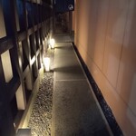 こなす - 玄関への通路