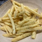 青果店直営酒場 やおやの台所 - フライドポテト　バター醤油味　おすすめ！！