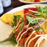 ビコーズ - ランチ。
オムライスとから揚げ。