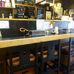 焼肉ホルモンばつぐんや - カウンターの風景