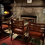 バー デイサイト - 私が来店した際、先客はお二人連れ3組、皆さん暖炉に向かって一列に座られていましたが、三々五々帰られたのでパチリ
