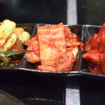 焼肉ホルモンばつぐんや - キムチの三種盛り