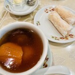 菜香新館 - 人参椎茸豚すねのスープ、エビの巻き揚げ