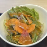 超天丼 虎之介 - 超天丼並のセットのサラダ