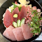 다이료 야마찬 - 大ぶりの刺身、エッジがビッと立って包丁仕事の確かさがわかります( ^ω^ )  その下には大葉や玉子焼き、刻み海苔。酢飯もしゃっきり粒が立ってウマい！( •̀ω• )૭✧ 
                        