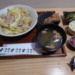 食堂ちある - 豚バラとキャベツのネギ塩炒め定食に小鉢３品と唐揚げ追加