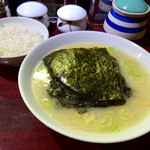 アオゾラ - オススメのとんこつ塩ラーメン\650とランチサービスの小ライス♪ 海苔が立ってないww