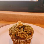 Corail - 柚子抹茶のマフィン　中にお餅？が入っていました。カウンターだけの細長い店舗で全席から葉山の海ごしの富士山と夕焼け見放題。ほんとうに素晴らしい景色でした。