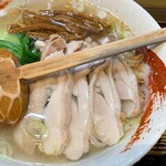 らーめん中々 - 10年以上ぶりにお邪魔して同じメニューをお願いしてしまってました。美味しかった記憶のなせる技か。透明のスープに濃厚な鶏だし。ほっそい麺がよくあってするするといただけちゃいました。近々また行こうと思います。