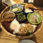 鶏と魚と炭火焼き 燈 - 5種＋サービス1種のおばんざい