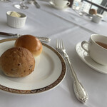 東京會舘 銀座スカイラウンジ - 東京會舘伝統のダブルコンソメスープ　パン