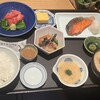 田中田式海鮮食堂 魚忠 - 本日のお刺身と選べるメイン膳（2品）
(400円で本鮪に+110円で鮭にアップグレード、330円で豚汁変更)