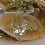 喜多方ラーメン坂内 - 麺は平打ちで太目