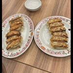 餃子の王将 - 餃子食べくらべ　楕円の方が餃子　丸い方がにんにく激増し餃子　　byまみこまみこ