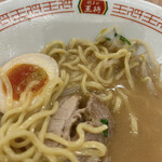 餃子の王将 - 餃子の王将ラーメン　とんこつ醤油ベースに、もやしが入ってます（個人的にもやしが苦手、もやしって結構存在香が強いんです、もやしにおいのないのがあるといいなあ〜わがままな望みです）byまみこまみこ